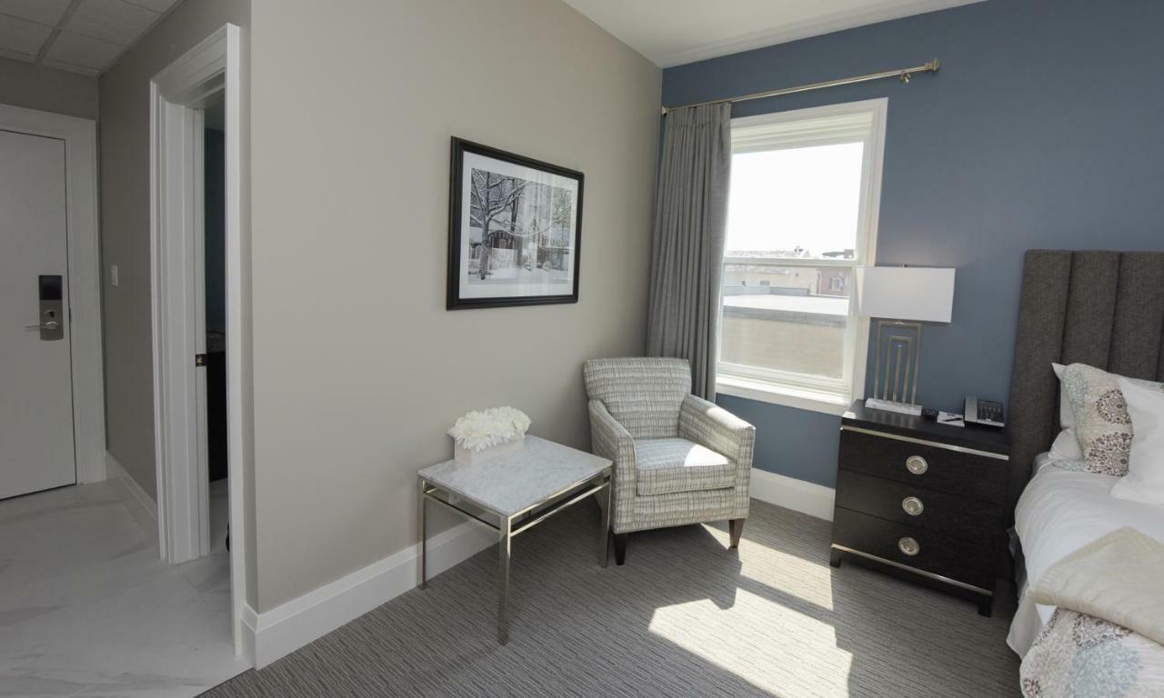 124 On Queen Hotel & Spa Niagara-on-the-Lake Exterior foto A bedroom at the hotel