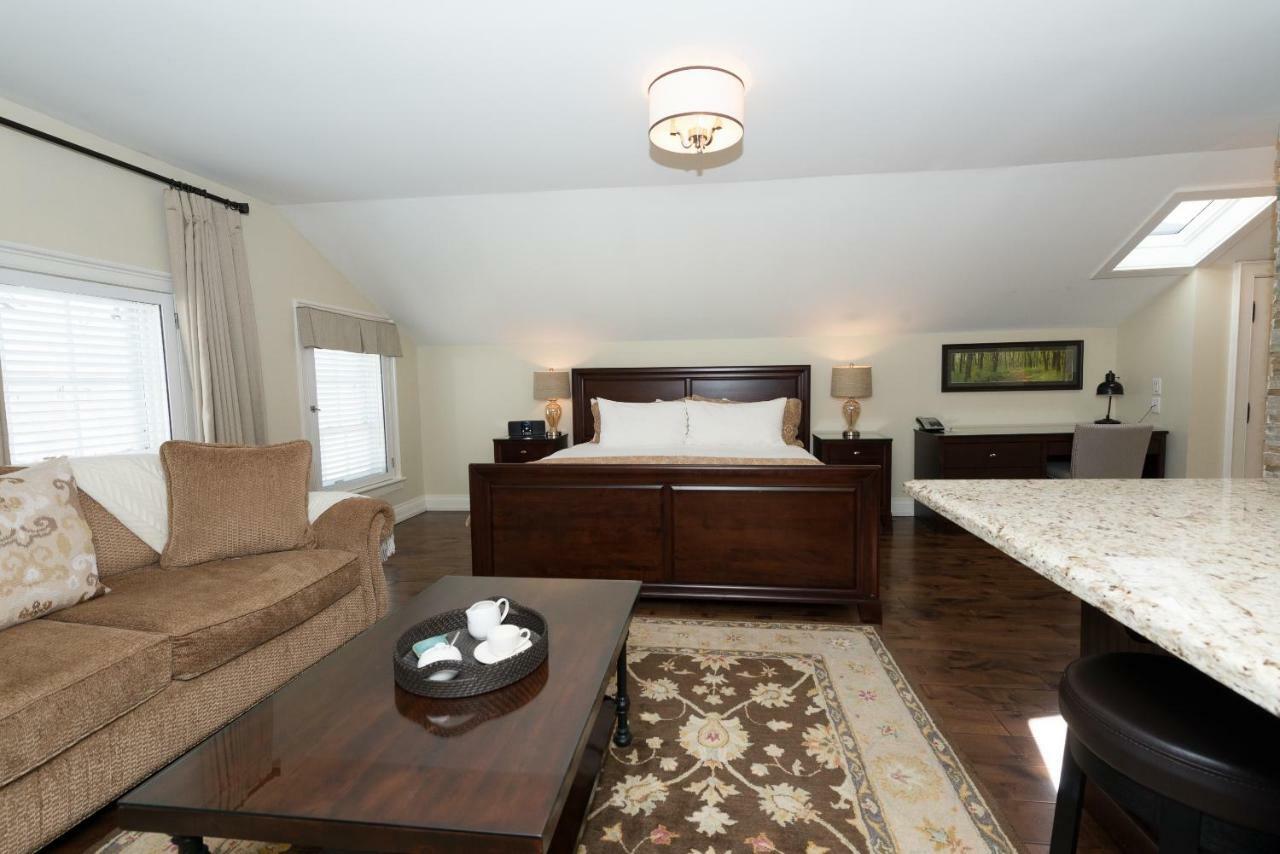 124 On Queen Hotel & Spa Niagara-on-the-Lake Exterior foto A bedroom in a typical apartment