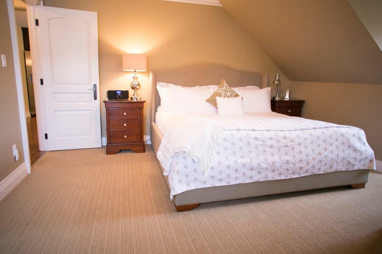 124 On Queen Hotel & Spa Niagara-on-the-Lake Exterior foto A bedroom at the Inn at the Opera House