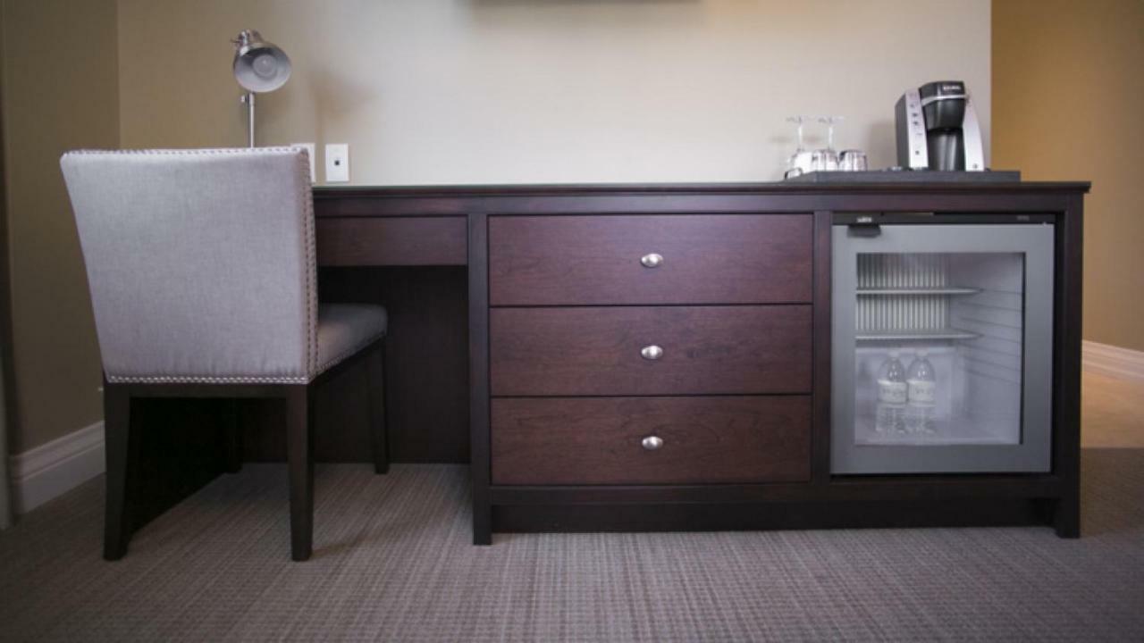 124 On Queen Hotel & Spa Niagara-on-the-Lake Exterior foto A mini-refrigerator in a hotel room