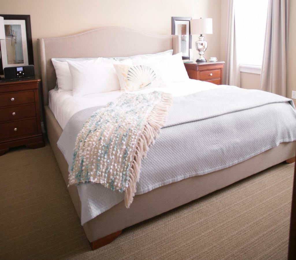 124 On Queen Hotel & Spa Niagara-on-the-Lake Exterior foto A bed with a throw