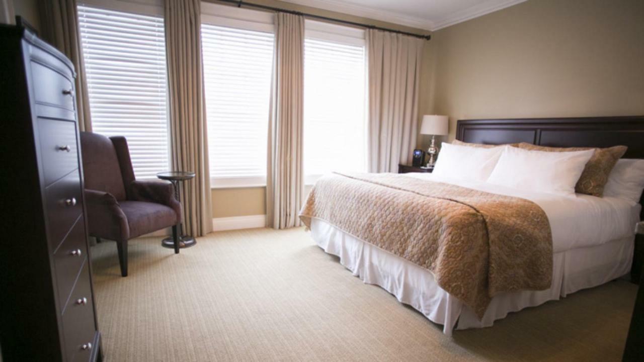 124 On Queen Hotel & Spa Niagara-on-the-Lake Exterior foto A bedroom at the Inn at Laurel Point