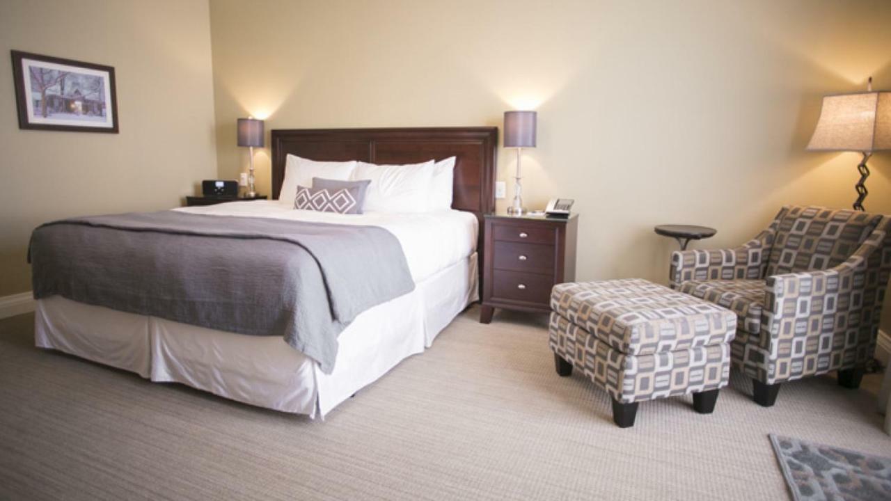 124 On Queen Hotel & Spa Niagara-on-the-Lake Exterior foto A guest room at the Inn at Laurel Point